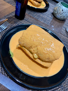Una foto de Torta ahogada salsa roja