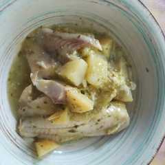 Una foto de Filetes de pescado en salsa verde y patatas