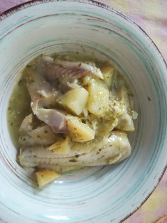 Una foto de Filetes de pescado en salsa verde y patatas