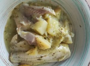 Una foto de Filetes de pescado en salsa verde y patatas