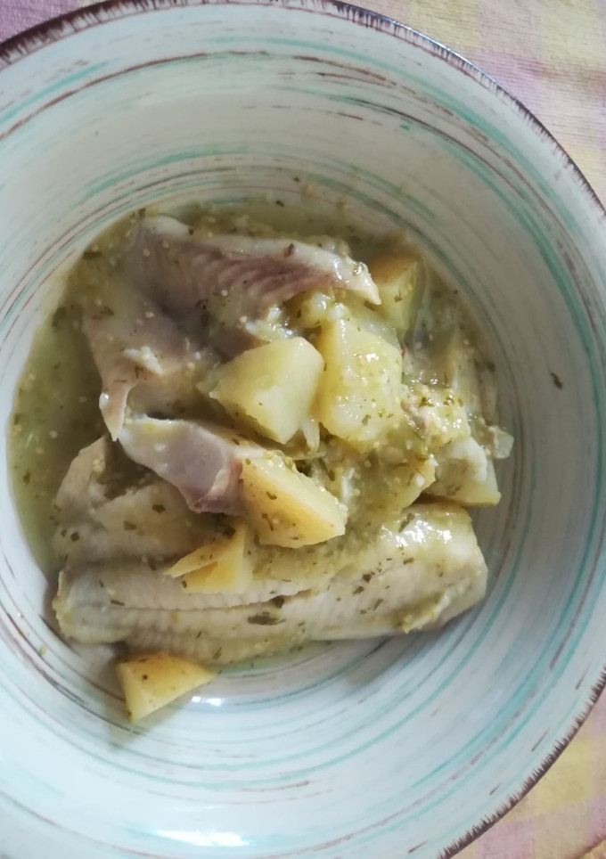 Una foto de Filetes de pescado en salsa verde y patatas