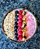 Smoothie bowl de Banana e morangos