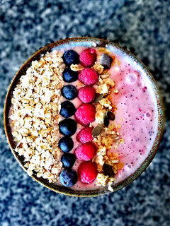Foto de Smoothie bowl de Banana e morangos