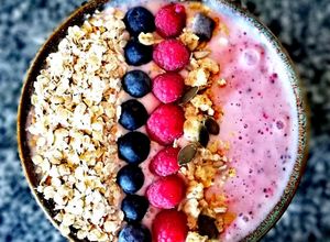 Foto de Smoothie bowl de Banana e morangos