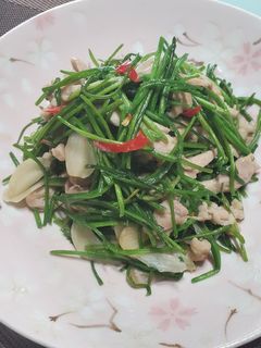 簡單下飯菜~蒜味雞肉炒水蓮 的食譜成品照片