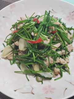 簡單下飯菜~蒜味雞肉炒水蓮 的食譜成品照片