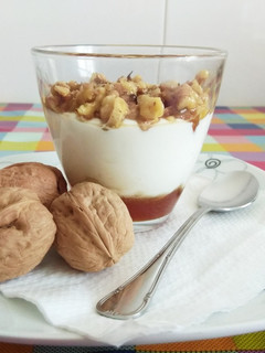 Una foto de Vasitos de yogurt y queso con miel y nueces