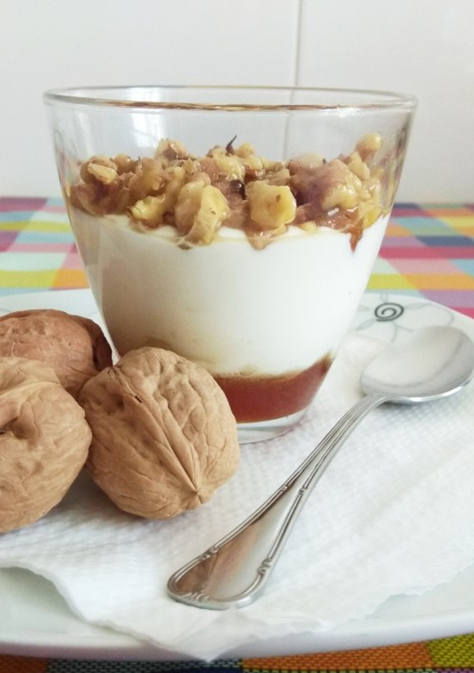 Una foto de Vasitos de yogurt y queso con miel y nueces