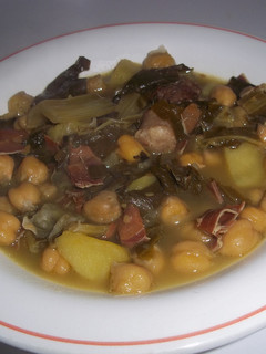 Una foto de Cacerola de garbanzos, acelgas y jamón