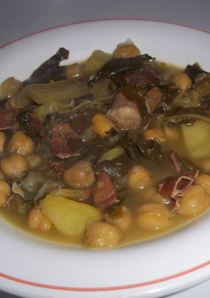 Una foto de Cacerola de garbanzos, acelgas y jamón