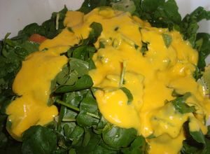 Una foto de Ensalada de berro y mango con vinagreta de mango