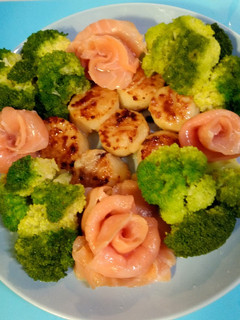香煎干貝佐燻鮭魚 的食譜成品照片