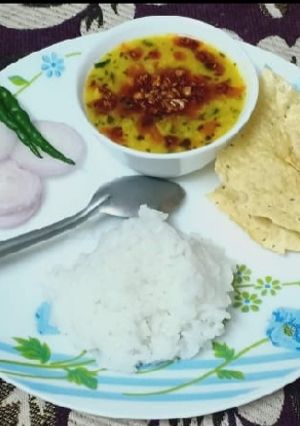 A picture of Tadke wali cury with rice.
