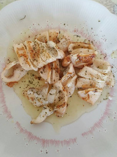 Una foto de Calamares bañados en salsa de ajo y perejil al toque picante