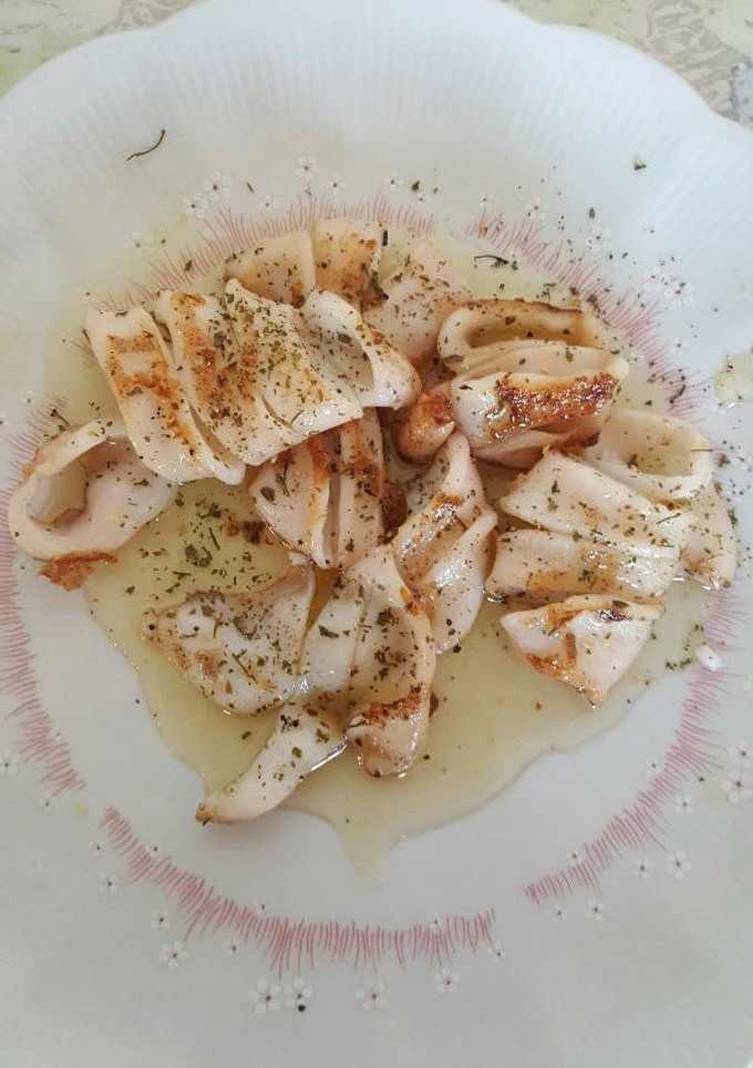 Una foto de Calamares bañados en salsa de ajo y perejil al toque picante