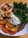 Boudin bowl aux pommes caramélisées, chou kale mariné, noix et sauce au persil