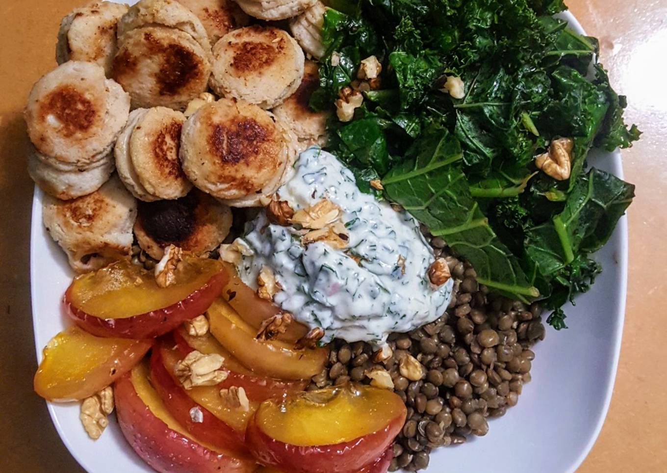 Boudin bowl aux pommes caramélisées, chou kale mariné, noix et sauce au persil