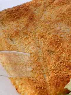 Una foto de Coca de hojaldre con crema