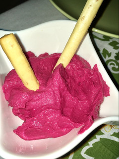 Una foto de Hummus de remolacha