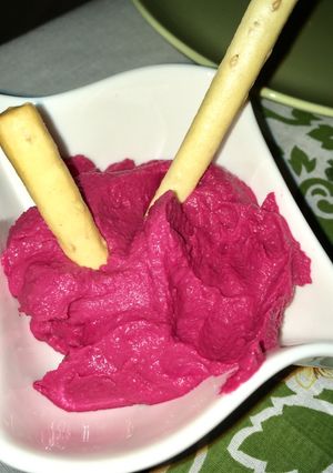 Una foto de Hummus de remolacha