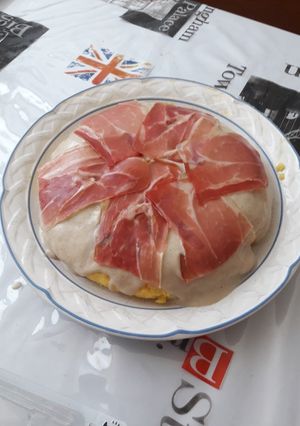 Una foto de Tortilla de patata con salsa de setas y jamón