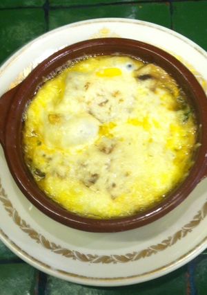 Una foto de Huevos al plato con champignons