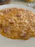 Arroz suelto con chorizo y salchichas