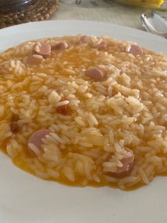 Una foto de Arroz suelto con chorizo y salchichas