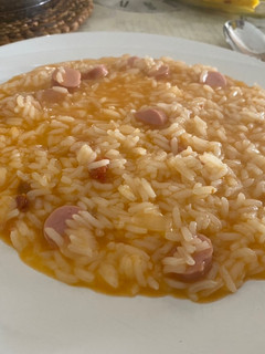 Una foto de Arroz suelto con chorizo y salchichas