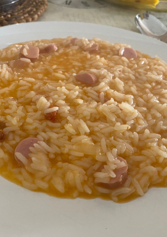 Una foto de Arroz suelto con chorizo y salchichas
