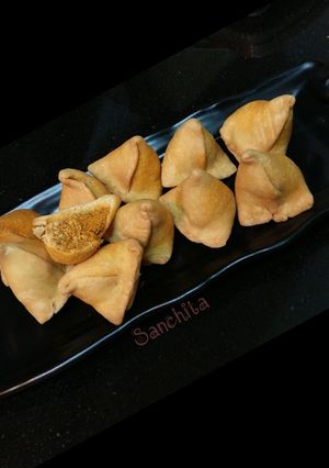 A picture of Mini Dry Bhujiya Samosa.