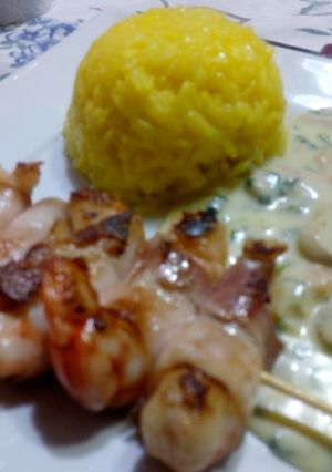 Una foto de Brochette de langostinos y panceta crocante
