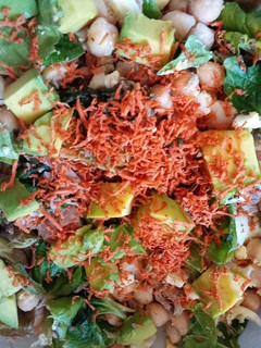 Una foto de Ensalada palta, garbanzos y atún