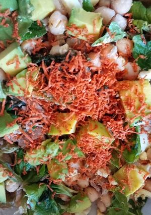 Una foto de Ensalada palta, garbanzos y atún