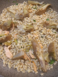 Foto di Orzo perlato con salmone e carciofi
