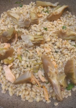 Foto di Orzo perlato con salmone e carciofi