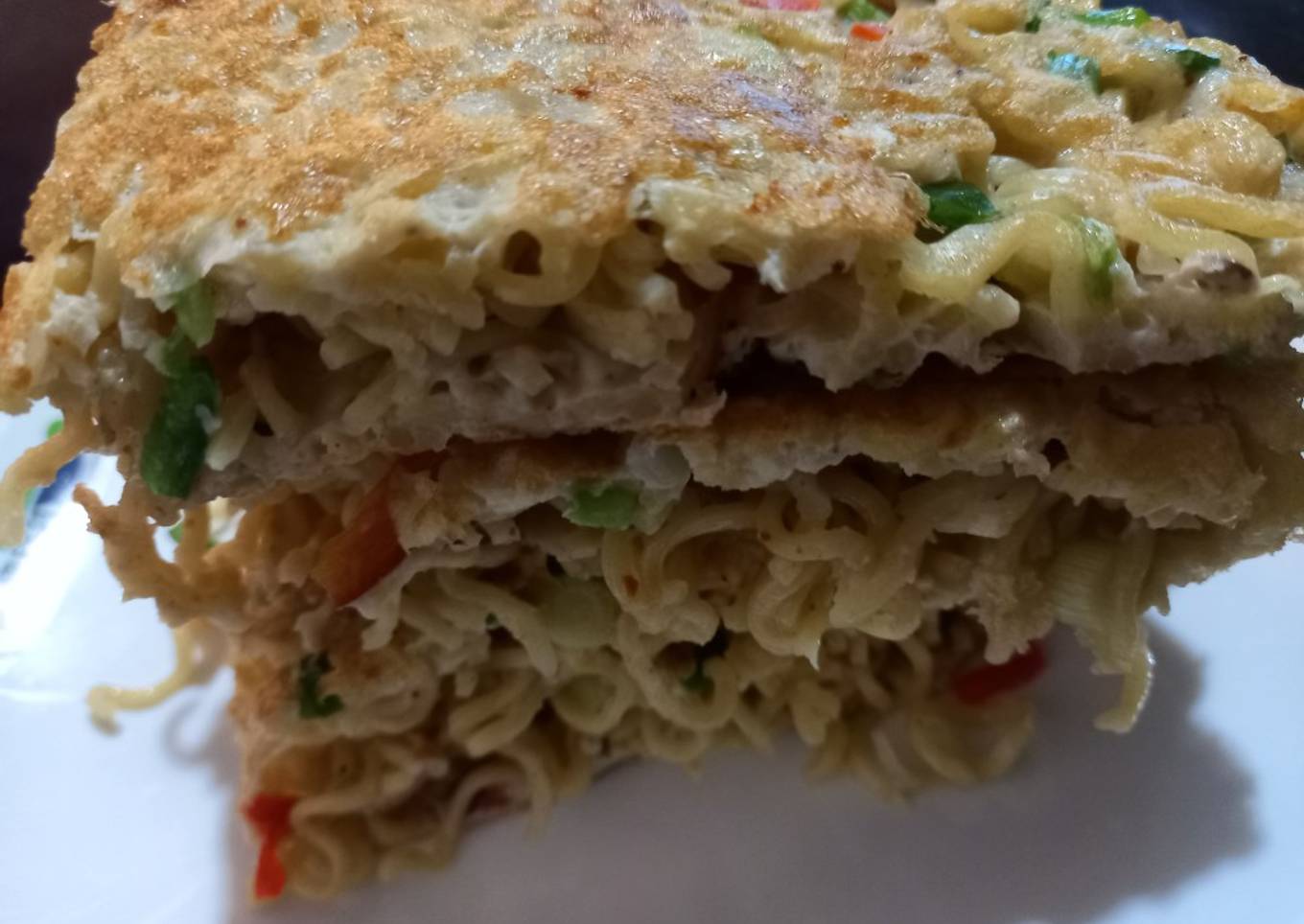 Omelette noodle pizza