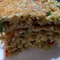 A picture of Omelette noodle pizza.