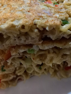 A picture of Omelette noodle pizza.