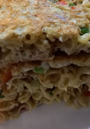 A picture of Omelette noodle pizza.