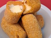 Una foto de palitos de queso y orégano