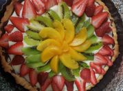 Una foto de tarta de fresa y kiwi