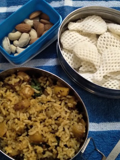 பொட்டேடோ ரைஸ் (Potato rice recipe in Tamil) செய்முறை முக்கிய புகைப்படம்