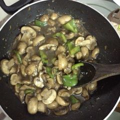 A picture of Mushroom capsicum pepper gravy.