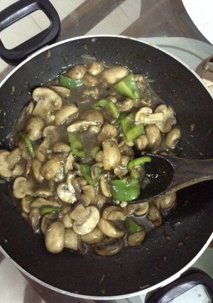 A picture of Mushroom capsicum pepper gravy.