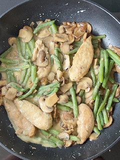 Una foto de Pavo con champiñones, habichuelas verdes en salsa de queso azul