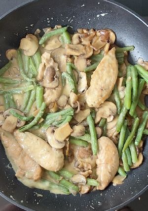 Una foto de Pavo con champiñones, habichuelas verdes en salsa de queso azul
