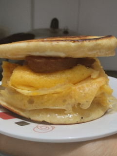 Una foto de Sánduche🥞de huevo🥓en pancakes🥞🍳🧀!!!
