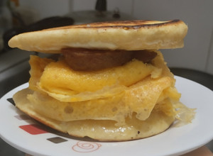 Una foto de Sánduche🥞de huevo🥓en pancakes🥞🍳🧀!!!