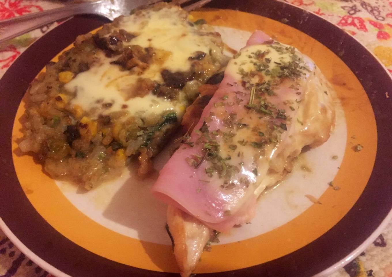 Pollo marinado en pasta de ajo napolitano con hamburguesas de arroz y legumbres